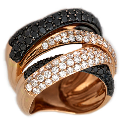 Anillo de oro rosa y diamantes negros y blancos